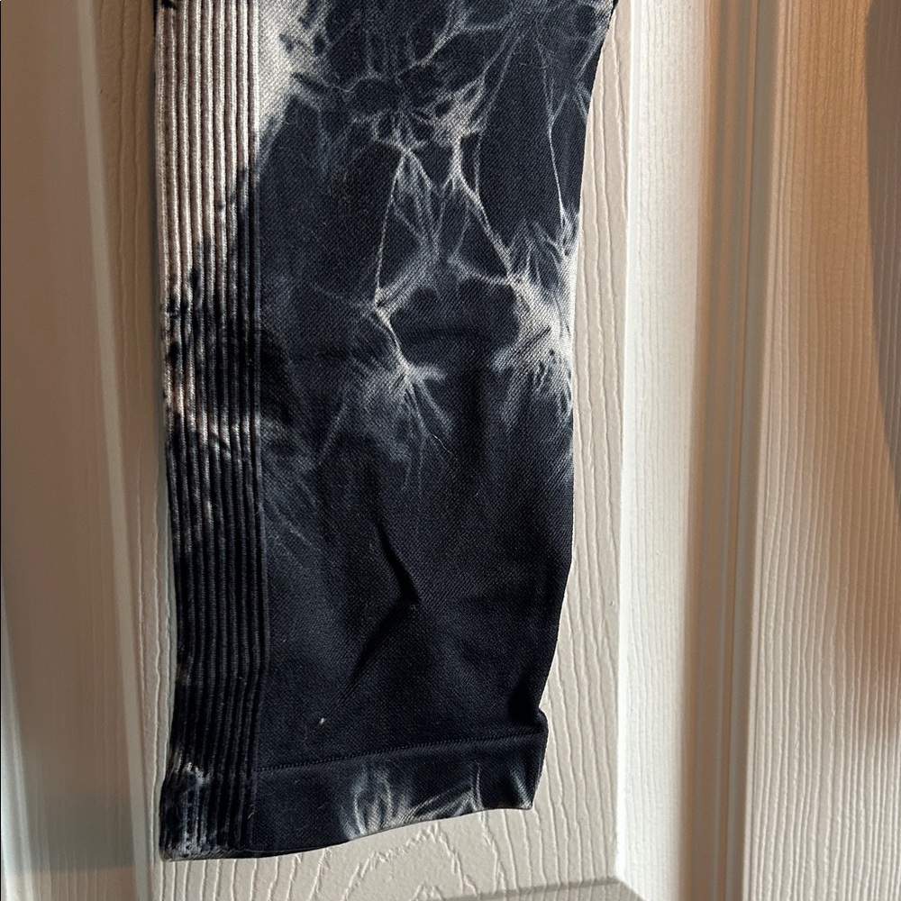 Navy and White Tie-Dye Leggings - Picture 4 of 9